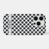 Kleine hondenpootafdruk in zwart-wit met eigen naa iPhone hoesje (Achterkant horizontaal)