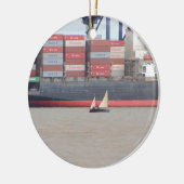 Kleine jacht en grote containerschepen keramisch ornament (Links)