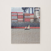 Kleine jacht en grote containerschepen legpuzzel (Verticaal)