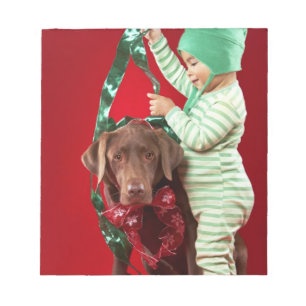 Kleine jongen die een hond versiert notitieblok