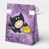 Kleine jongen in kostuum met pompoen Paarse Damask Bedankdoosjes (Achterkant)