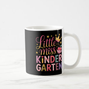Kleine juffrouw kleuters meisjes kinderen terug na koffiemok