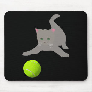 Kleine kitten die met een tennisrattenkat speelt muismat
