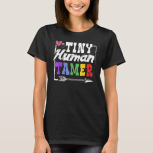 Kleine lesgevers en ouders met een menselijke Tame T-shirt