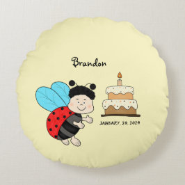 Kleine lieveheersbeestje jongen met taart rond kussen