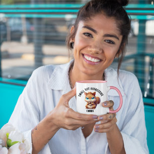 Kleine maar agressieve Schattigee en boze eekhoorn Mok