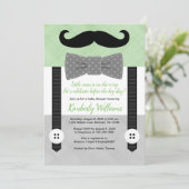 Kleine man baby shower uitnodiging groene bowtie (Staand voorkant)