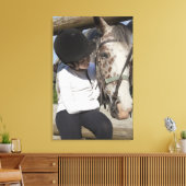 Kleine meid met haar paard canvas afdruk (Insitu (Woonkamer))