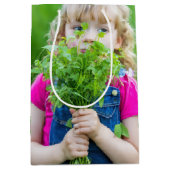 Kleine Meisje Met Onkruid Voor Verjaardag Medium Cadeauzakje (Voorkant)