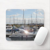 Kleine motorboot die de zon vangt muismat (Met muis)