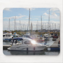 Kleine motorboot die de zon vangt