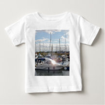 Kleine motorboot vangt de zon