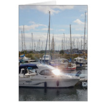 Kleine motorboot vangt de zon