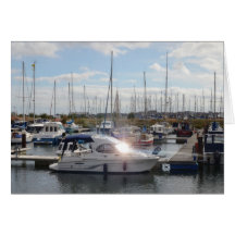 Kleine motorboot vangt de zon