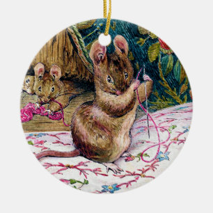 Kleine muis die Ornament naait