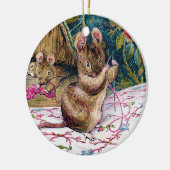 Kleine muis die Ornament naait (Links)