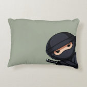 Kleine Ninja Krijger op Sage Groene Sierkussen Accent Kussen (Achterkant)
