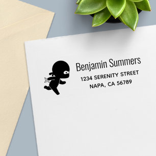 Kleine ninja loopt terugadres zelfinktende stempel