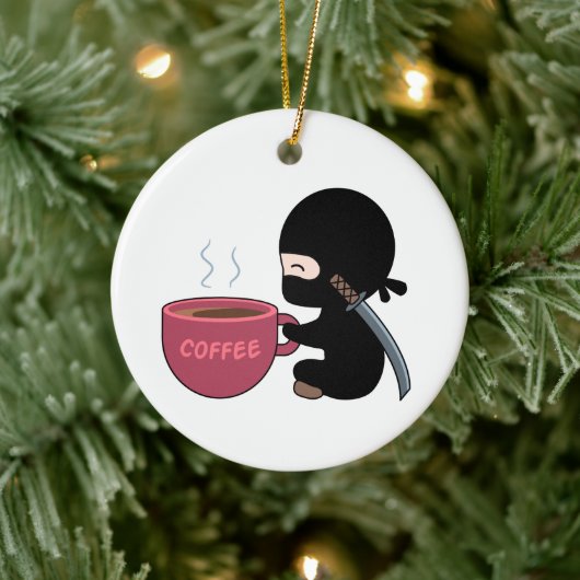Kleine Ninja met grote koffie-Mok Keramisch Ornament (Boom)