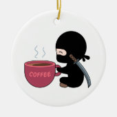 Kleine Ninja met grote koffie-Mok Keramisch Ornament (Voorkant)
