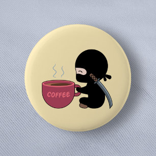 Kleine Ninja met grote koffie-Mok op geel Ronde Button 5,7 Cm