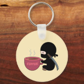 Kleine Ninja met grote koffie-Mok op geel Sleutelhanger (Achterkant)