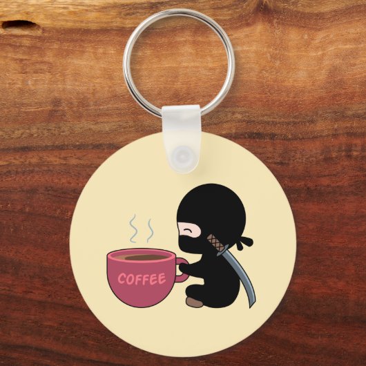 Kleine Ninja met grote koffie-Mok op geel Sleutelhanger (Achterkant)