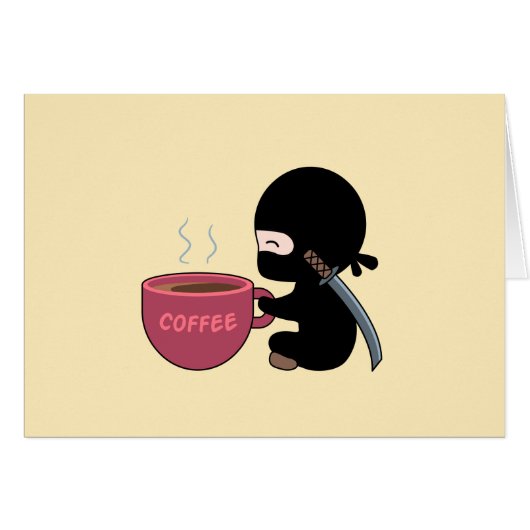 Kleine Ninja met grote koffie-Mok op gele blank (Voorkant Horizontaal)