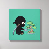 Kleine Ninja Watering Bonsai Tree op Groen Canvas Afdruk (Voorkant)