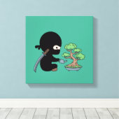 Kleine Ninja Watering Bonsai Tree op Groen Canvas Afdruk (Insitu (Houten vloer))