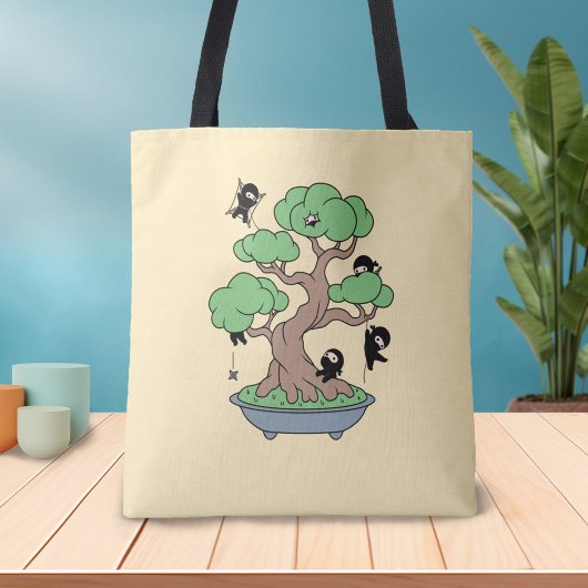 Kleine Ninjas in Bonsai-boom op Geel Tote Bag