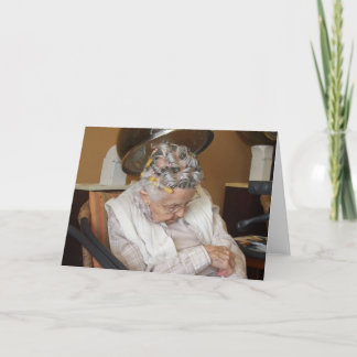 Kleine oude dame slapen onder een haardroger feestdagen kaart