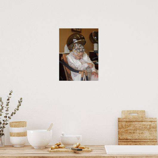 Kleine oude vrouw slaapt onder haar eigen droger I Poster (Keuken)