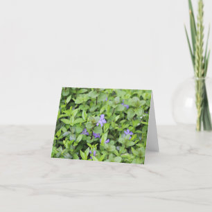 Kleine paarse bloemen en bladeren feestdagen kaart