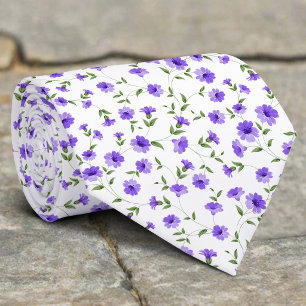 Kleine paarse bloemen en bladeren op witte achterg stropdas
