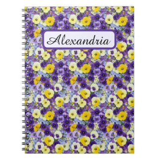 Kleine Paarse en Gele Pansies Gepersonaliseerd Notitieboek