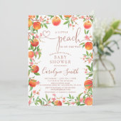 Kleine perzik is op weg naar Baby shower Kaart (Staand voorkant)