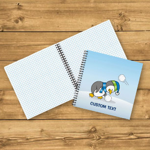 Kleine pinguïn die een sneeuwbal krijgt notitieboek