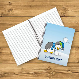 Kleine pinguïn die een sneeuwbal krijgt notitieboek