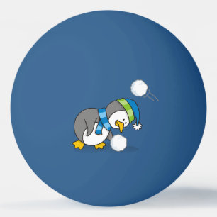 Kleine pinguïn die een sneeuwbal krijgt pingpongballen