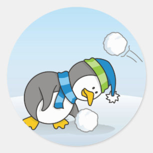 Kleine pinguïn die een sneeuwbal krijgt ronde sticker