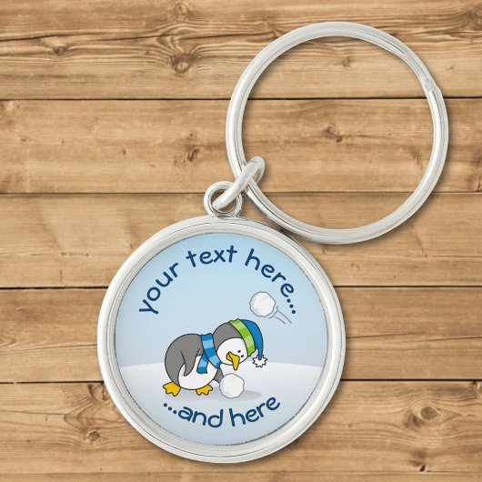 Kleine pinguïn die een sneeuwbal krijgt sleutelhanger