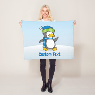 Kleine pinguïn die op een sneeuwfleece deken loopt