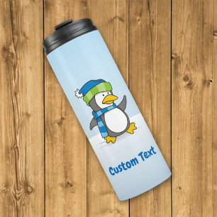 Kleine pinguïn die op een thermische sneeuwkanon l thermosbeker