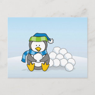 Kleine pinguïn die zit met sneeuwballen briefkaart