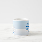 Kleine pinguïn die zit met sneeuwballen espresso kop (Voorkant)