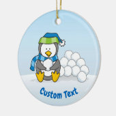 Kleine pinguïn die zit met sneeuwballen keramisch ornament (Links)