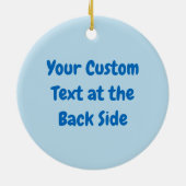 Kleine pinguïn die zit met sneeuwballen keramisch ornament (Achterkant)