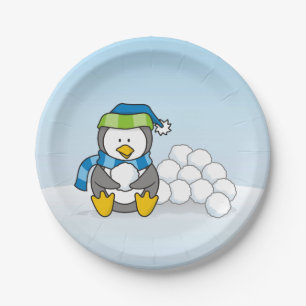 Kleine pinguïn die zit met sneeuwballen papieren bordje