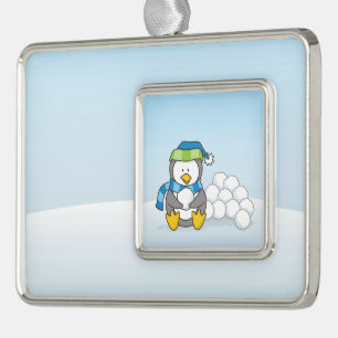 Kleine pinguïn die zit met sneeuwballen verzilverd kader ornament